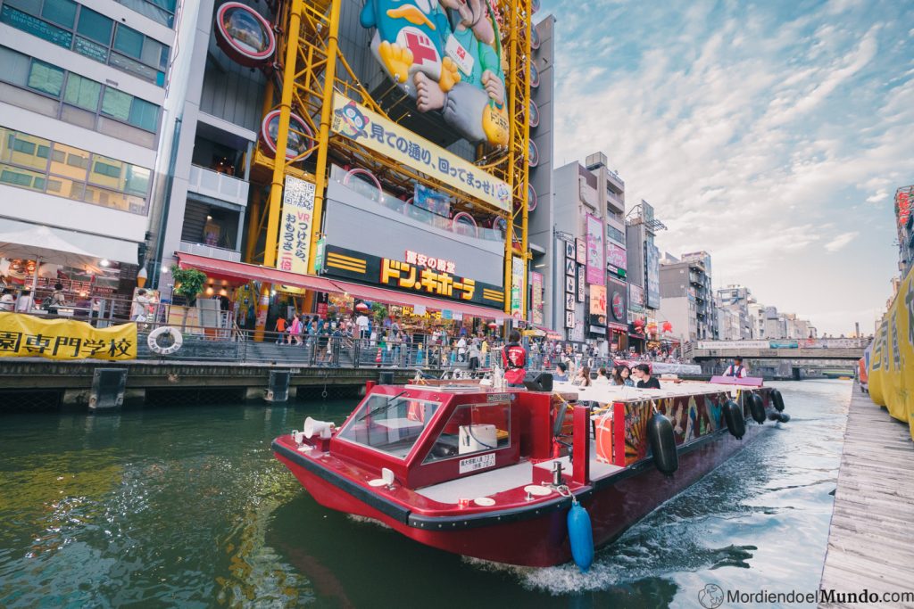 Barco haciendo crucero por los canales de Dotomburi en Osaka