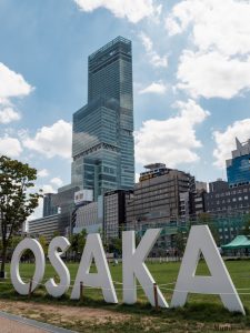 Nuevo cartel de Osaka con el Abeno Harukas de fondo en Japon