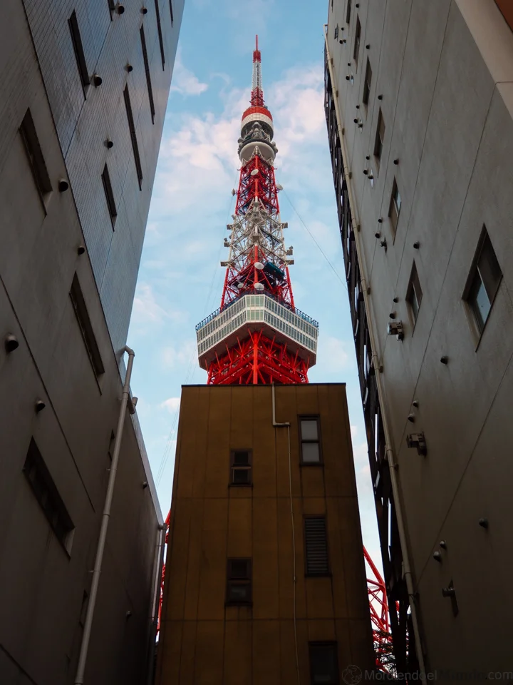 Tokio Tower entre edificios