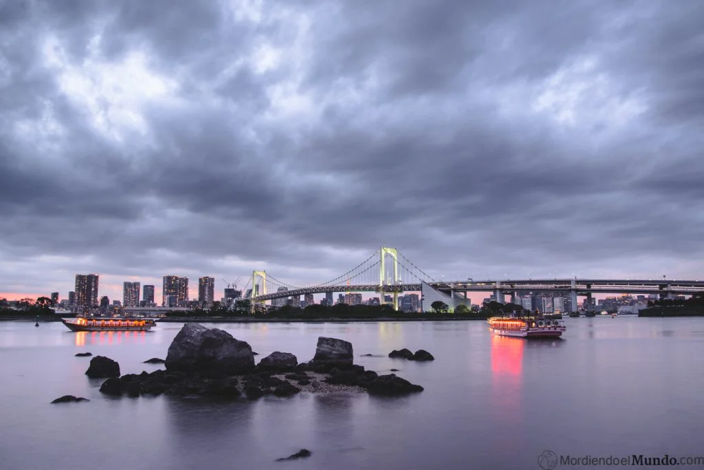 Rainbow Bridge al atardecer desde la playa de Odaiba