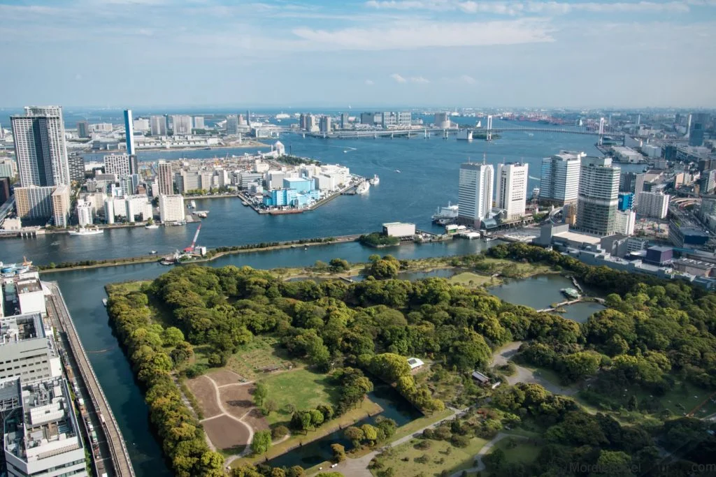 Vistas desde el mirador Caretta Shiodome a los jardines hamarikiu
