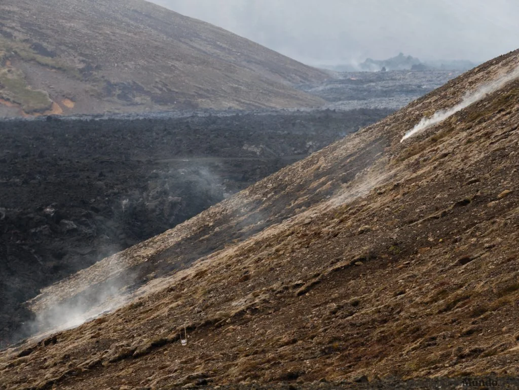Laderas humeantes y lava del volcán en Islandia
