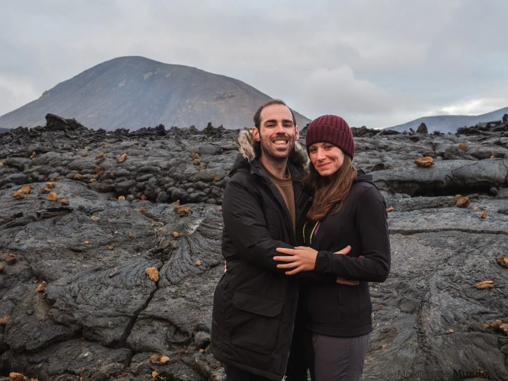 Personas en la lava del volcán Geldingaladir
