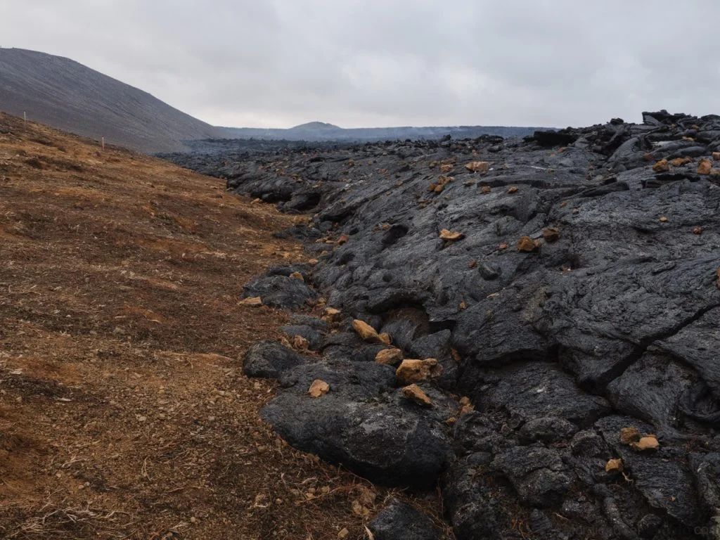 Lava seca del volcán islandés al lado del camino