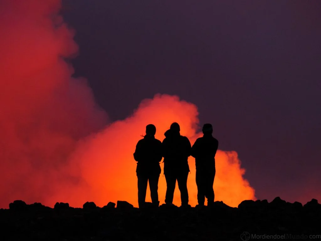 Gente viendo la erupción del volcán Geldingaladir en Islandia