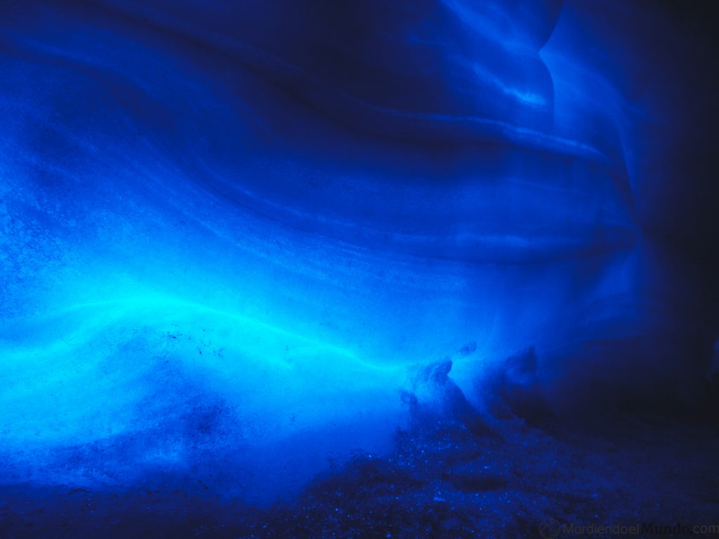 Pared azul en el interior de una de las cuevas del glaciar Langjökull
