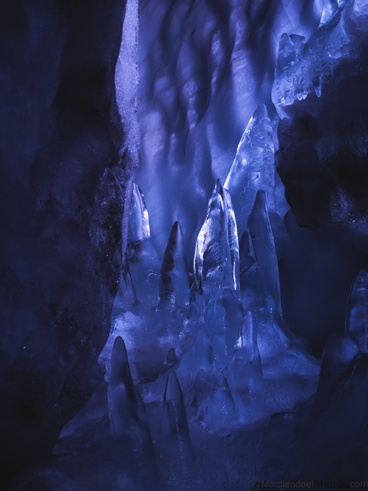 Detalle de estalagmitas en la cueva de hielo
