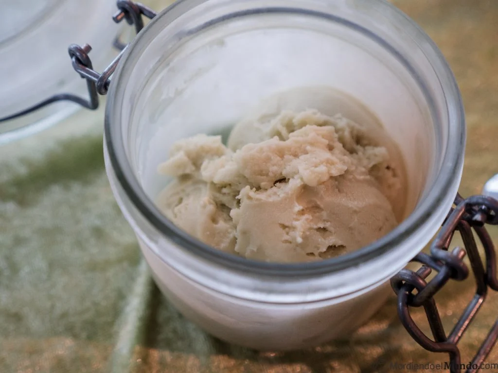 Helado hecho de leche de cabra en Islandia